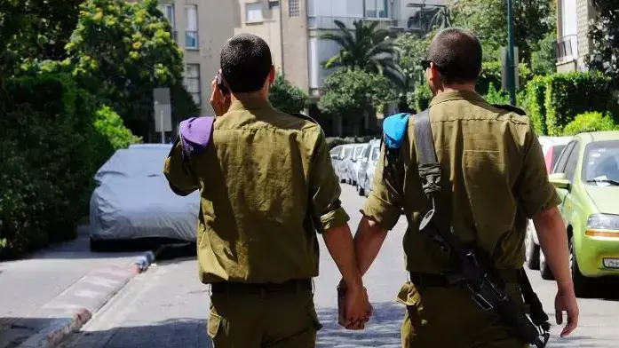 זוג חיילים הולכים יד ביד זוג חיילים הולכים יד ביד