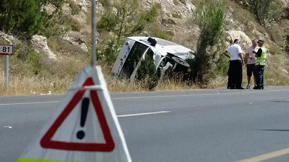 מיניבוס ובו חיילי צה"ל התהפך סמוך לירושלים