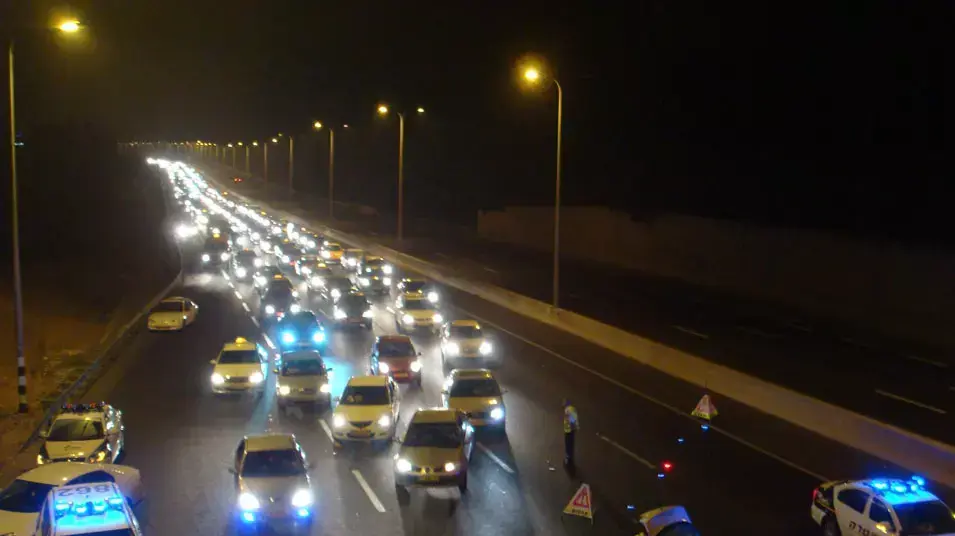 מבצע לילה לבן של משטרת התנועה הארצית. חסימת כביש בחוף לחיפוש נהגים שיכורים מבצע לילה לבן של משטרת התנועה הארצית. חסימת כביש בחוף לחיפוש נהגים שיכורים