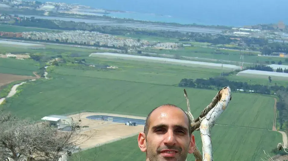 איתי פרנקו וכלבו בטיול במערת אצבע הכרמל איתי פרנקו וכלבו בטיול במערת אצבע הכרמל