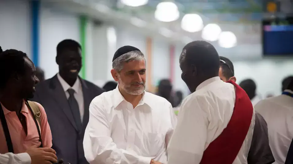 השר אלי ישי בנתב"ג עם הסודנים בפרויקט חוזרים הביתה לדרום סודן , יוני 2012 השר אלי ישי בנתב"ג עם הסודנים בפרויקט חוזרים הביתה לדרום סודן , יוני 2012