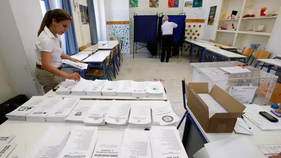 קלפי ביום הבחירות החוזרות לפרלמנט של יוון, אתונה, 17 ביוני 2012 קלפי ביום הבחירות החוזרות לפרלמנט של יוון, אתונה, 17 ביוני 2012