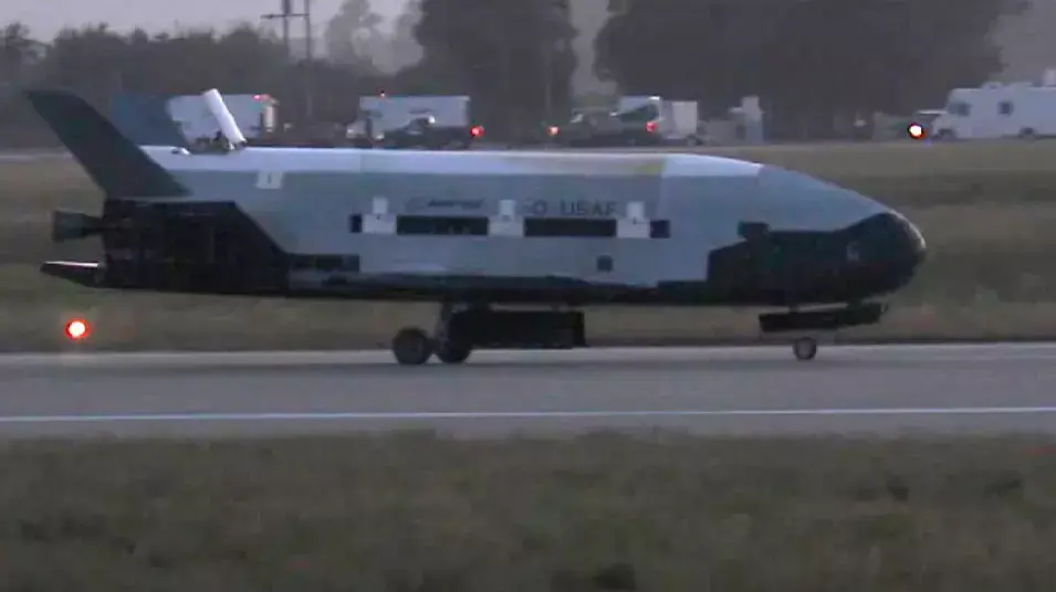 מעבורת החלל הניסויית X-37B בבסיס חיל האוויר ונדנברג יוני 2012 מעבורת החלל הניסויית X-37B בבסיס חיל האוויר ונדנברג יוני 2012
