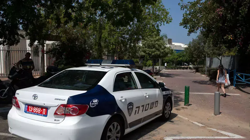 נער טבע בבריכה בחולון, יוני 2012