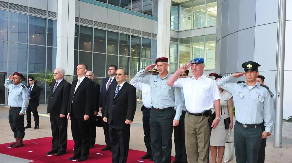 תמונת שר הביטחון, אהוד ברק, מתוך משמר כבוד שנערך לכבוד שר ההגנה הפולני, יוני 2012 תמונת שר הביטחון, אהוד ברק, מתוך משמר כבוד שנערך לכבוד שר ההגנה הפולני, יוני 2012