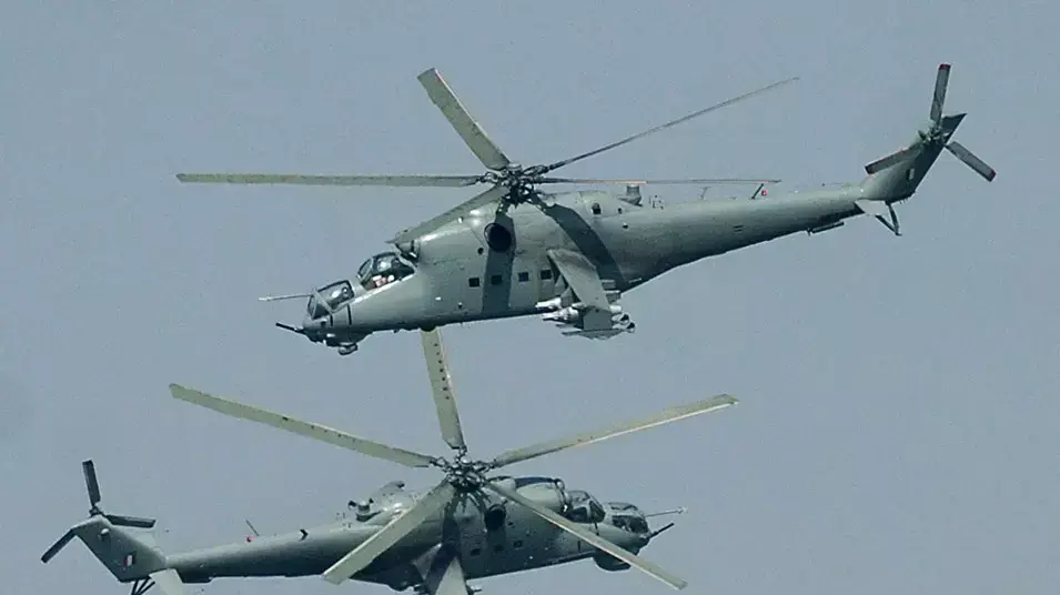 מסוקי תקיפה מסוג Mi-25 מתוצרת רוסיה באימון של צבא הודו, נובמבר 2005 מסוקי תקיפה מסוג Mi-25 מתוצרת רוסיה באימון של צבא הודו, נובמבר 2005