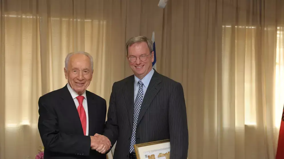 נשיא המדינה שמעון פרס נפגש עם יו"ר גוגל אריק שמידט בועידת הנשיא, יוני 2012 נשיא המדינה שמעון פרס נפגש עם יו"ר גוגל אריק שמידט בועידת הנשיא, יוני 2012