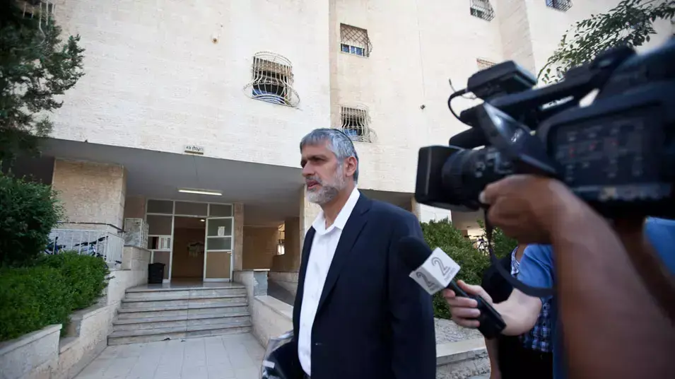 שר הפנים אלי ישי בפתח ביתו ביום הגשת דוח מבקר המדינה על השריפה בכרמל, יוני 2012 שר הפנים אלי ישי בפתח ביתו ביום הגשת דוח מבקר המדינה על השריפה בכרמל, יוני 2012