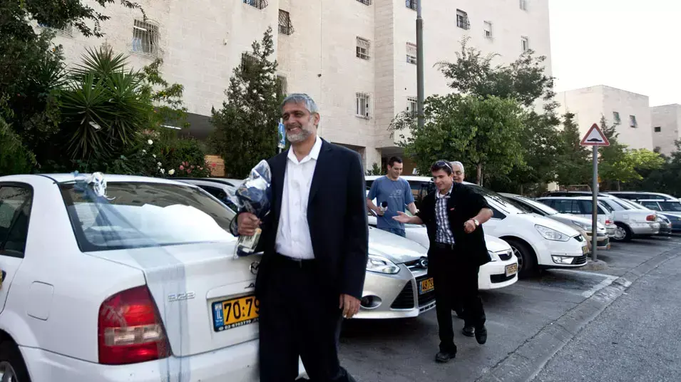 שר הפנים אלי ישי בפתח ביתו ביום הגשת דוח מבקר המדינה על השריפה בכרמל, יוני 2012 שר הפנים אלי ישי בפתח ביתו ביום הגשת דוח מבקר המדינה על השריפה בכרמל, יוני 2012
