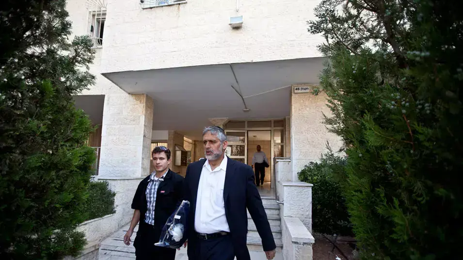 שר הפנים אלי ישי בפתח ביתו ביום הגשת דוח מבקר המדינה על השריפה בכרמל, יוני 2012 שר הפנים אלי ישי בפתח ביתו ביום הגשת דוח מבקר המדינה על השריפה בכרמל, יוני 2012