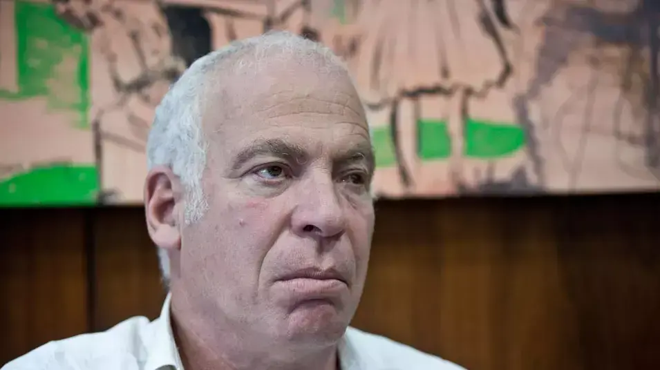 חבר הכנסת אורי אריאל ,מבקר המדינה השופט בדימוס מיכה לינדנשטראוס נותן ליו''ר הכנסת ראובן (רובי) ריבלין את הדו"ח על השריפה בכרמל, יוני 23012