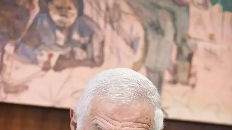 מבקר המדינה השופט בדימוס מיכה לינדנשטראוס נותן ליו''ר הכנסת ראובן (רובי) ריבלין את הדו"ח על השריפה בכרמל, יוני 23012 מבקר המדינה השופט בדימוס מיכה לינדנשטראוס נותן ליו''ר הכנסת ראובן (רובי) ריבלין את הדו"ח על השריפה בכרמל, יוני 23012