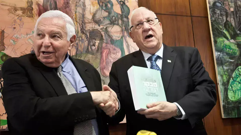 חבר הכנסת אורי אריאל ,מבקר המדינה השופט בדימוס מיכה לינדנשטראוס נותן ליו''ר הכנסת ראובן (רובי) ריבלין את הדו"ח על השריפה בכרמל, יוני 23012 חבר הכנסת אורי אריאל ,מבקר המדינה השופט בדימוס מיכה לינדנשטראוס נותן ליו''ר הכנסת ראובן (רובי) ריבלין את הדו"ח על השריפה בכרמל, יוני 23012