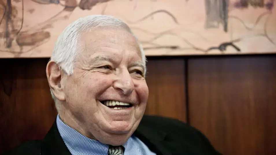 מבקר המדינה השופט בדימוס מיכה לינדנשטראוס נותן ליו''ר הכנסת ראובן (רובי) ריבלין את הדו"ח על השריפה בכרמל, יוני 2012 מבקר המדינה השופט בדימוס מיכה לינדנשטראוס נותן ליו''ר הכנסת ראובן (רובי) ריבלין את הדו"ח על השריפה בכרמל, יוני 2012