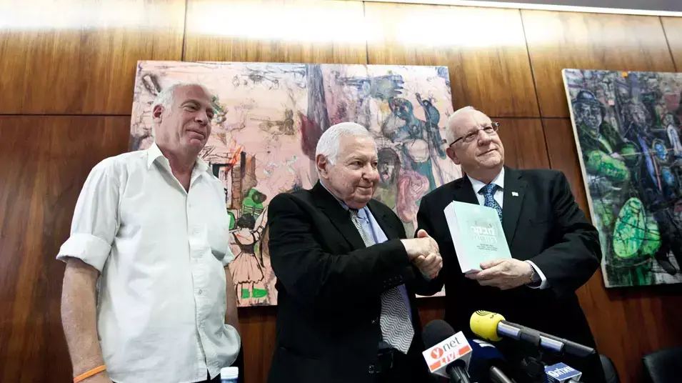 חבר הכנסת אורי אריאל ,מבקר המדינה השופט בדימוס מיכה לינדנשטראוס נותן ליו''ר הכנסת ראובן (רובי) ריבלין את הדו"ח על השריפה בכרמל, יוני 2012
