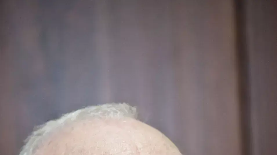 מבקר המדינה השופט בדימוס מיכה לינדנשטראוס נותן ליו''ר הכנסת ראובן (רובי) ריבלין את הדו"ח על השריפה בכרמל, יוני 2012