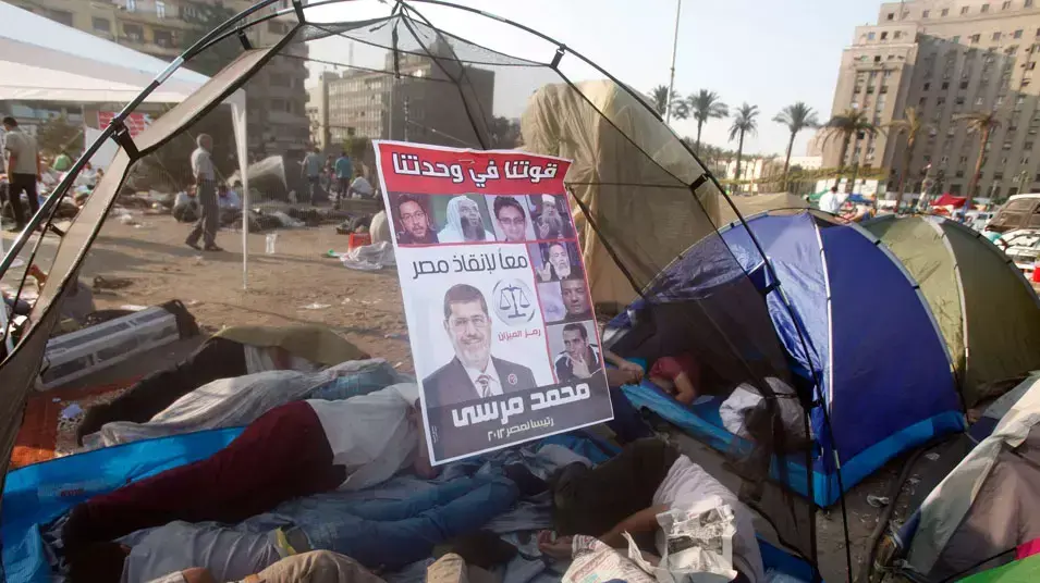 תומכי המועמד לנשיאות מצרים מוחמד מורסי בכיכר תחריר, קהיר, לאחר שבילו בה את הלילה, 21 ביוני 2012
