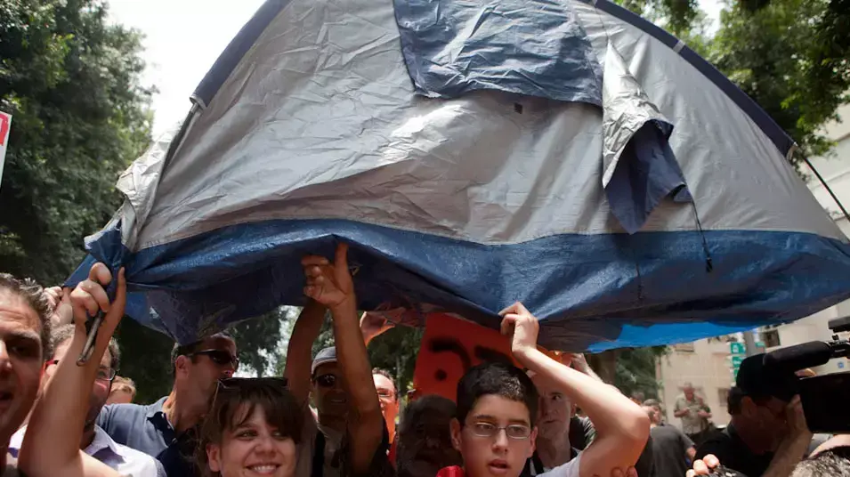 דפני ליף מנסה להקים אוהלים בשדרות רוטשילד דפני ליף מנסה להקים אוהלים בשדרות רוטשילד