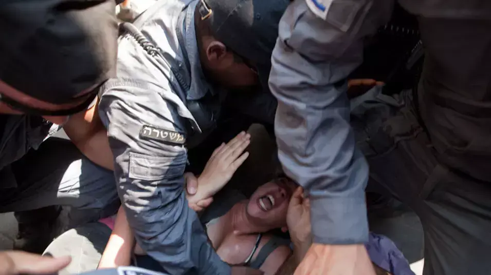 דפני ליף נעצרה במהלך מחאת האוהלים ברוטשילד דפני ליף נעצרה במהלך מחאת האוהלים ברוטשילד