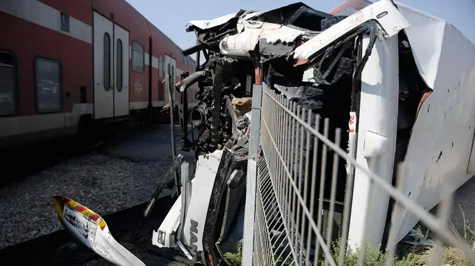 רכבת התנגשה באוטובוס סמוך לניצנים, עשרה נפצעו קל רכבת התנגשה באוטובוס סמוך לניצנים, עשרה נפצעו קל