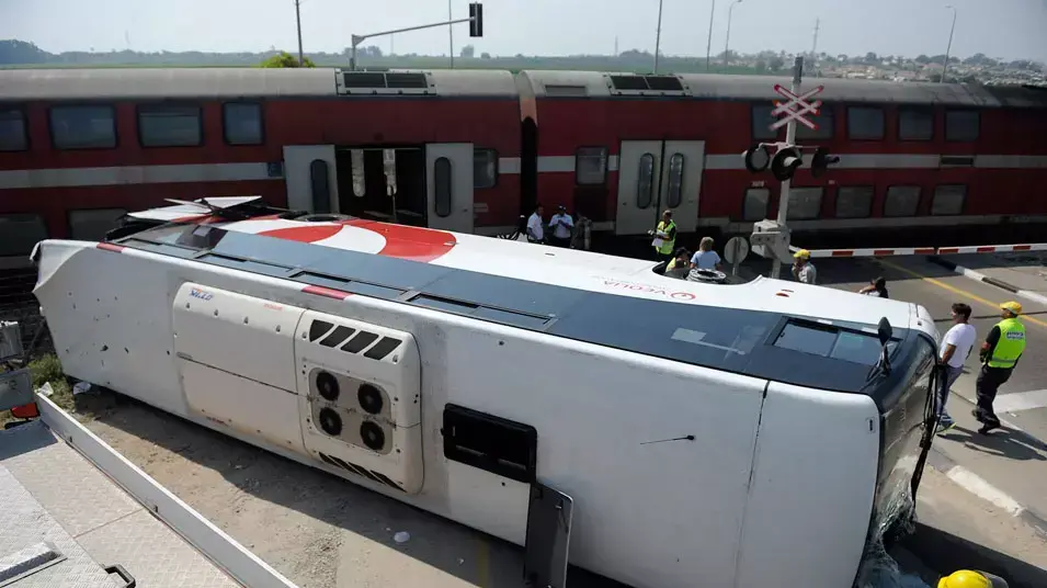 רכבת התנגשה באוטובוס סמוך לניצנים, עשרה נפצעו קל רכבת התנגשה באוטובוס סמוך לניצנים, עשרה נפצעו קל