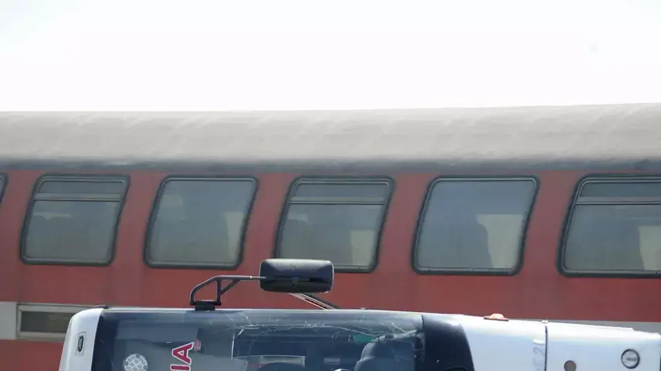 רכבת התנגשה באוטובוס סמוך לניצנים, עשרה נפצעו קל רכבת התנגשה באוטובוס סמוך לניצנים, עשרה נפצעו קל