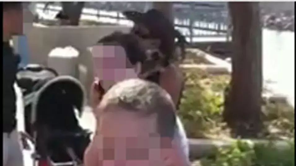סרטון ברשת: פעוט בן שנתיים מעשן סיגריה