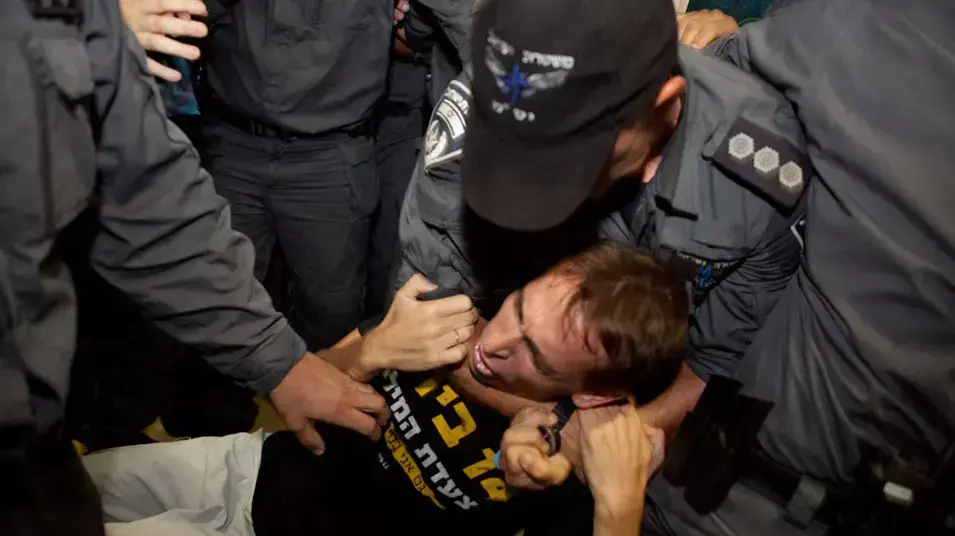 סרטונים ברשת מתעדים אלימות שוטרים כנגד המפגינים