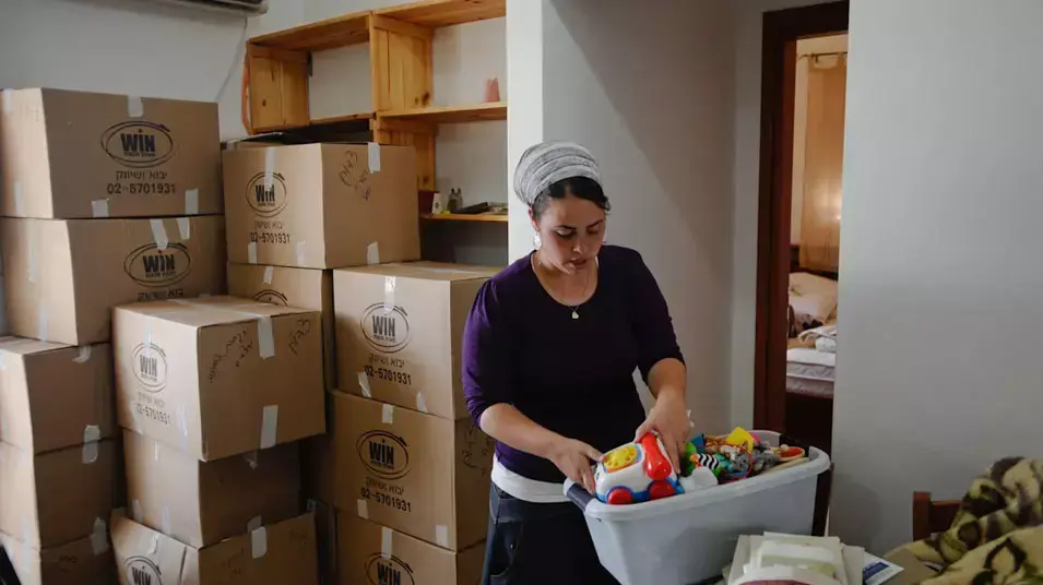 אנשים אורזים את בתיהם בשכונת האולפנה בית אל, יוני 2012 אנשים אורזים את בתיהם בשכונת האולפנה בית אל, יוני 2012