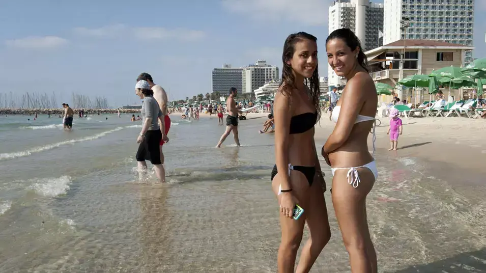 בני נוער מבלים על חוף הים בחופש הגדול 2012 בני נוער מבלים על חוף הים בחופש הגדול 2012