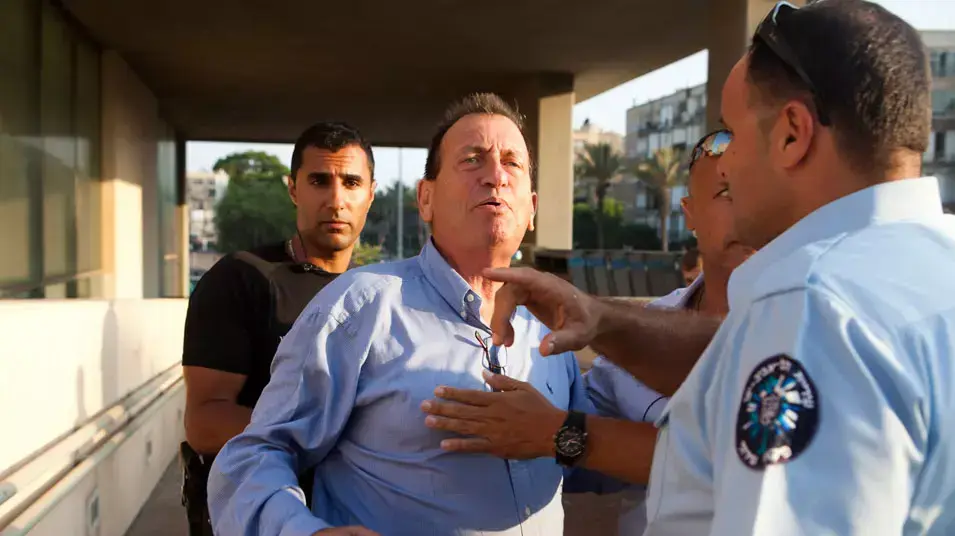רון חולדאי בהפגנת מחאה על האלימות כנגד פעילי המחאה החברתית בימים האחרונים, יוני 2012 רון חולדאי בהפגנת מחאה על האלימות כנגד פעילי המחאה החברתית בימים האחרונים, יוני 2012