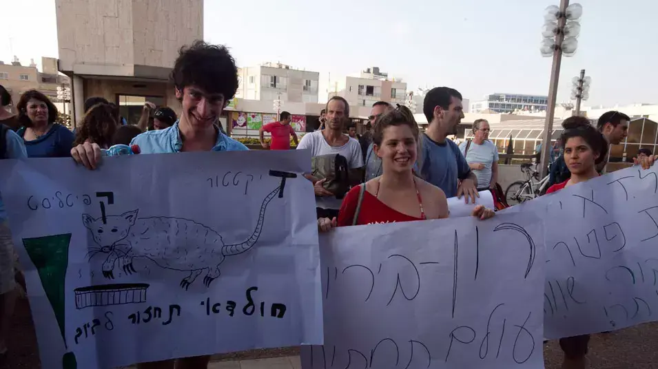 הפגנה במחאה על האלימות כנגד פעילי המחאה החברתית בימים האחרונים, יוני 2012 הפגנה במחאה על האלימות כנגד פעילי המחאה החברתית בימים האחרונים, יוני 2012
