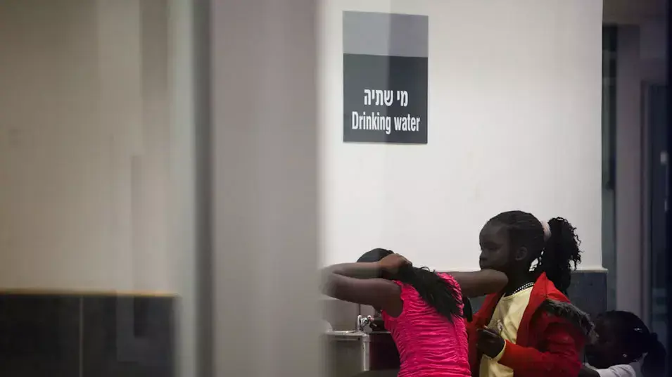 סודנים בנתב"ג ממתינים לטיסה חזרה לדרום סודן, יוני 2012