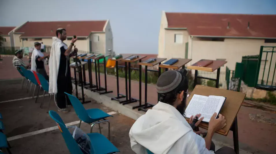 תפילת בוקר ביום פינוי שכונת בית האולפנה בבית אל , יוני 2012 תפילת בוקר ביום פינוי שכונת בית האולפנה בבית אל , יוני 2012