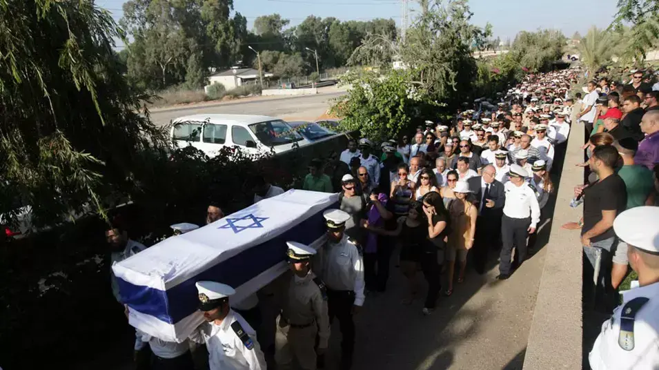הלוויתו של הקצין רפאל בובליל אשר נהרג בתאונת דרכים אמש, יוני 2012 הלוויתו של הקצין רפאל בובליל אשר נהרג בתאונת דרכים אמש, יוני 2012