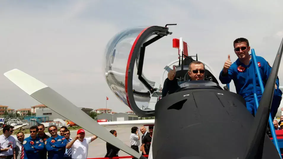 ראש ממשלת טורקיה, רג'פ טייפ ארדואן, בתא טייס של מטוס אימונים "הורקוס" במהלך טקס בבסיס של חיל האוויר באנקרה, 27 ביוני 2012 ראש ממשלת טורקיה, רג'פ טייפ ארדואן, בתא טייס של מטוס אימונים "הורקוס" במהלך טקס בבסיס של חיל האוויר באנקרה, 27 ביוני 2012