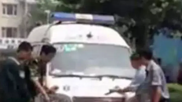 אישה עירומה בסין מנסה למנוע את פינוי הפילגש של בעלה באמבולנס