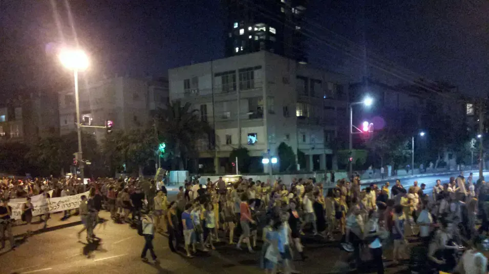 פעילי המחאה החברתית חסמו את רחוב ארלוזרוב בתל אביב פעילי המחאה החברתית חסמו את רחוב ארלוזרוב בתל אביב