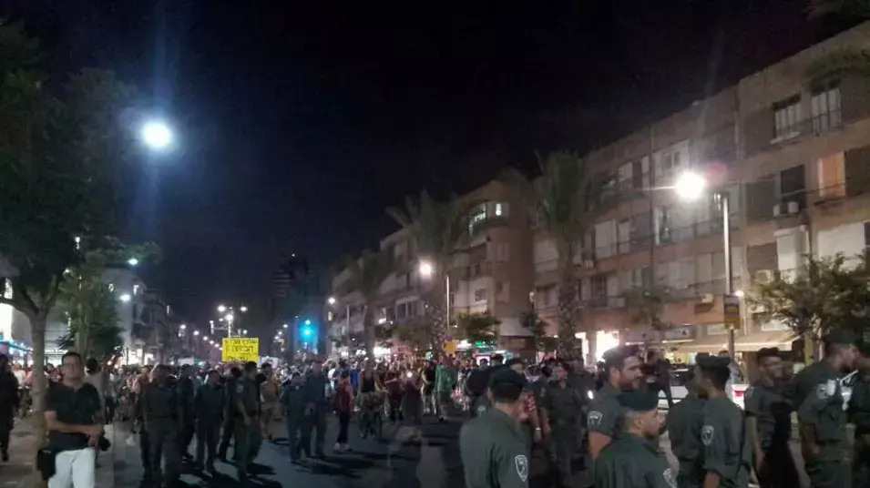 פעילי המחאה החברתית חסמו את רחוב אבן גבירול בתל אביב פעילי המחאה החברתית חסמו את רחוב אבן גבירול בתל אביב