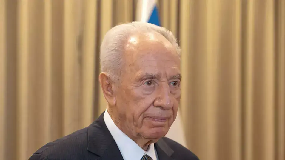 נשיא המדינה שמעון פרס במסיבת עיתונאים על מותו של יצחק שמיר, יולי 2012 נשיא המדינה שמעון פרס במסיבת עיתונאים על מותו של יצחק שמיר, יולי 2012
