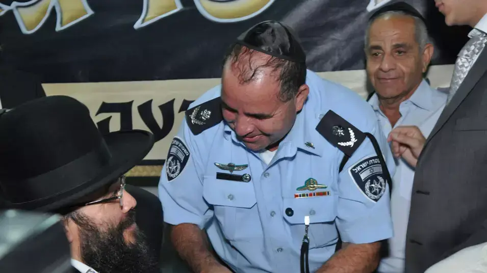 ניצב אהרון אקסול בהילולה של הרב איפרגן , "הרנטגן" ,בנתיבות, יוני 2012 ניצב אהרון אקסול בהילולה של הרב איפרגן , "הרנטגן" ,בנתיבות, יוני 2012
