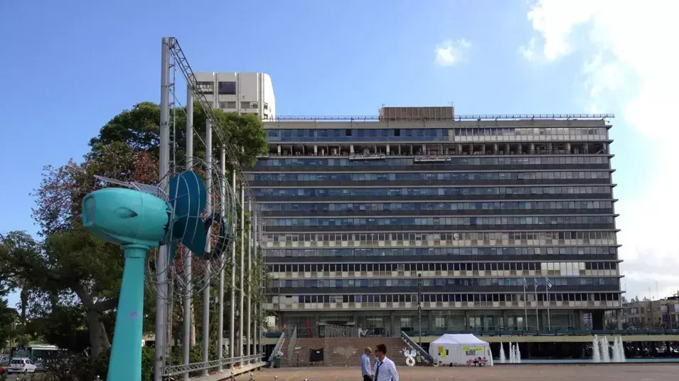 מיצג בדמות מאוורר ענק שיצרה האמנית טל טנא צ'צ'קס, ושהוצב בכיכר רבין בתל אביב. 3 ביולי, 2012
