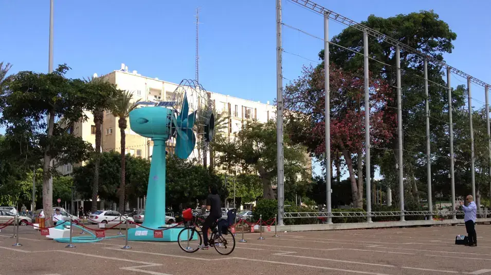 מיצג בדמות מאוורר ענק שיצרה האמנית טל טנא צ'צ'קס, ושהוצב בכיכר רבין בתל אביב. 3 ביולי, 2012 מיצג בדמות מאוורר ענק שיצרה האמנית טל טנא צ'צ'קס, ושהוצב בכיכר רבין בתל אביב. 3 ביולי, 2012