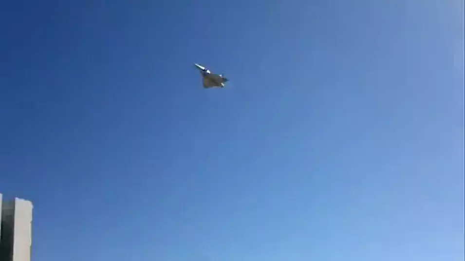 מטוס קרב ניפץ את חלונות בית המשפט העליון
