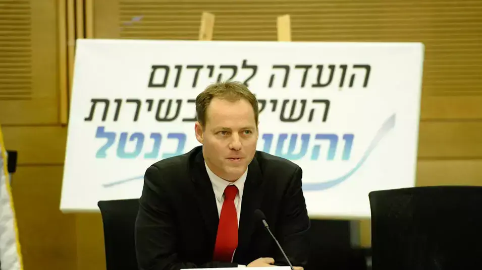 חבר הכנסת יוחנן פלסנר בועדת פלסנר מציגה את מסקנותיה, יולי 2012 חבר הכנסת יוחנן פלסנר בועדת פלסנר מציגה את מסקנותיה, יולי 2012
