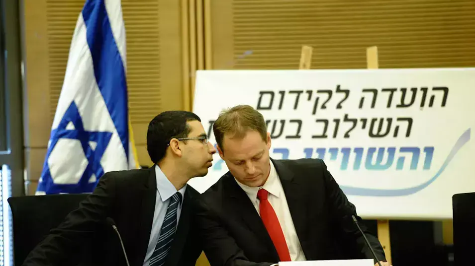 חבר הכנסת יוחנן פלסנר בועדת פלסנר מציגה את מסקנותיה, יולי 2012 חבר הכנסת יוחנן פלסנר בועדת פלסנר מציגה את מסקנותיה, יולי 2012