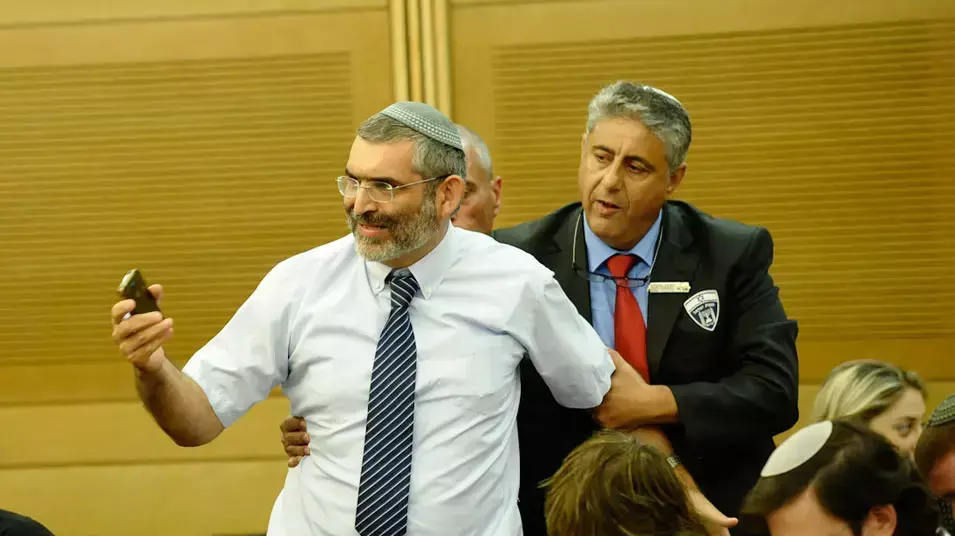 חבר הכנסת מיכאל בן ארי יוצא מתוך הצגת מסקנותיה של ועדת פלסנר, יולי 2012 חבר הכנסת מיכאל בן ארי יוצא מתוך הצגת מסקנותיה של ועדת פלסנר, יולי 2012