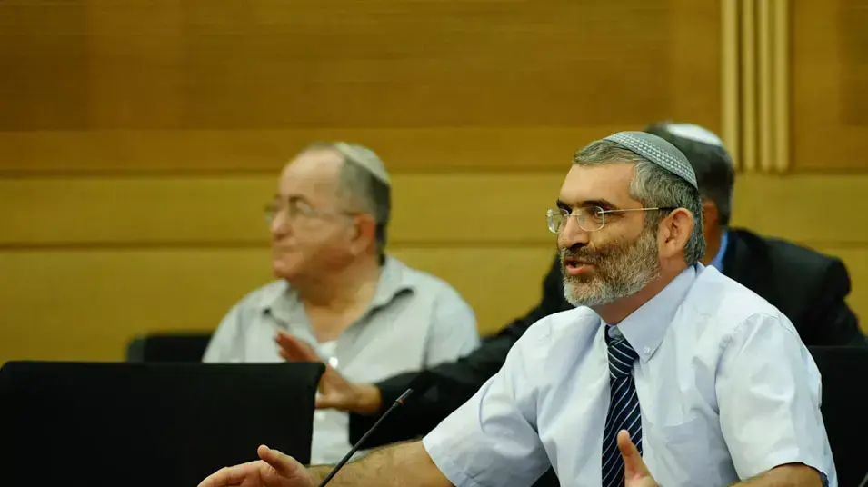 חבר הכנסת מיכאל בן ארי יוצא מתוך הצגת מסקנותיה של ועדת פלסנר, יולי 2012 חבר הכנסת מיכאל בן ארי יוצא מתוך הצגת מסקנותיה של ועדת פלסנר, יולי 2012