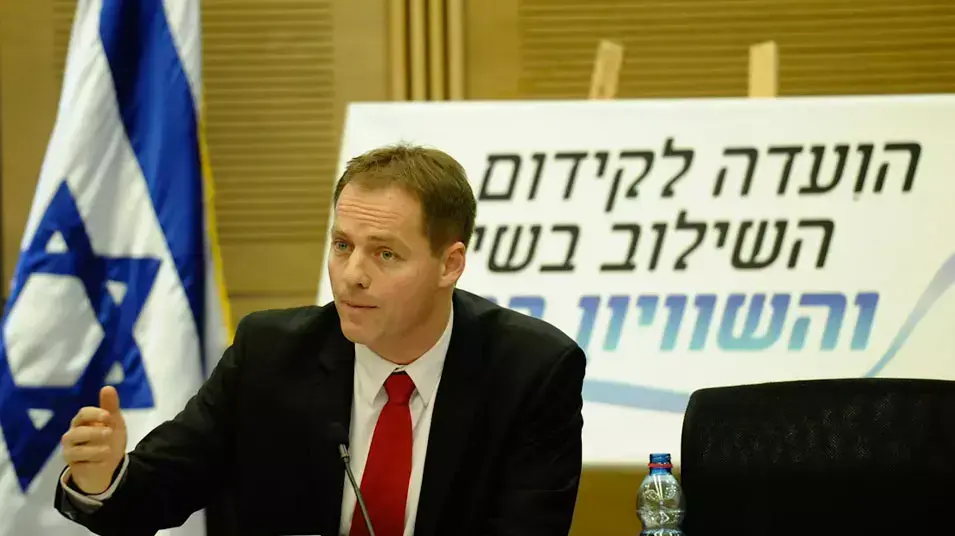 חבר הכנסת יוחנן פלסנר בוועדת פלסנר מציגה את מסקנותיה, יולי 2012 חבר הכנסת יוחנן פלסנר בוועדת פלסנר מציגה את מסקנותיה, יולי 2012