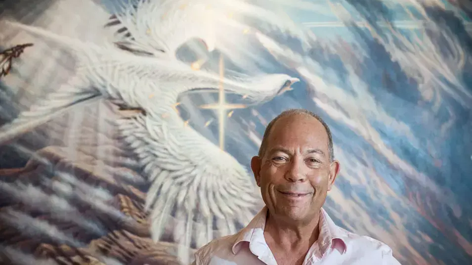 הצייר יצחק ניר בתערוכת הציורים שלו בירושלים, יולי 2012